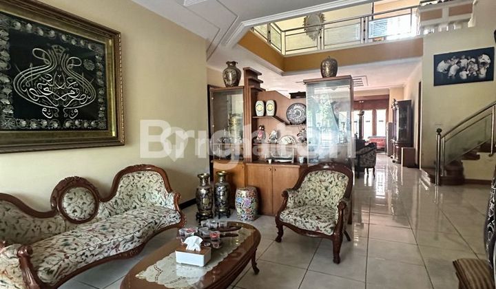 RUMAH LEBAR 16 METER KAWASAN ELITE MANYAR KERTA ADI SURABAYA TIMUR