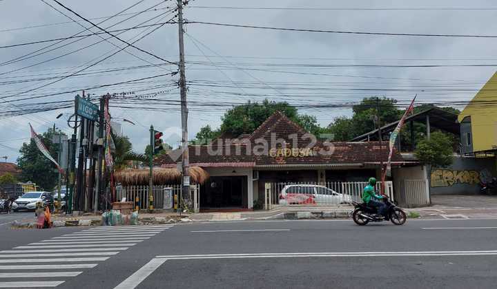 Strategic Location House & Business Place in Yogyakarta City, Main Road Hook 2 Mukajl. Colonel Sugiono & Sisingamangaraja Street 1