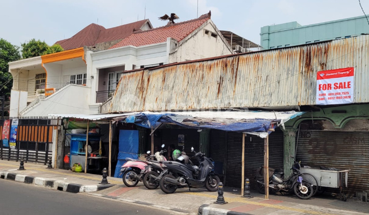 Storefront in need of complete renovation in Kebon Jeruk, West Jakarta