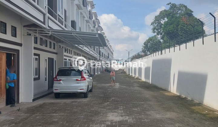 TOWNHOUSE JALAN LETDA SUJONO KOMPLEK MENTARI GREENWICH 2