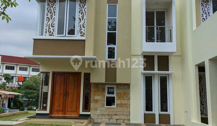 Luxurious House in Cipinang Hook Position Semi-Furnished Only 1 Minute to Toll Road