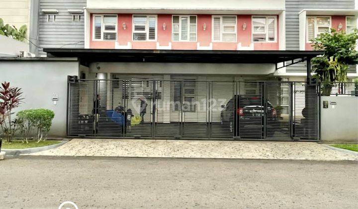 Rumah siap huni bangunan 3 lantai + rooftop di pondok indah 1