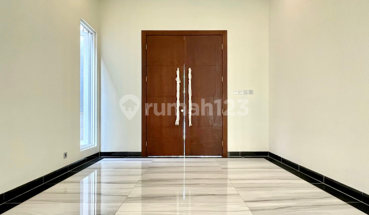 Rumah Mewah Baru 2,5 Lantai Lokasi Strategis di Pondok Indah 2