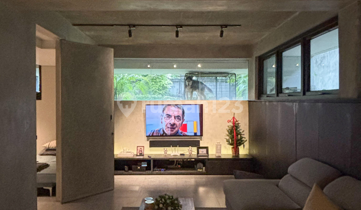 Rumah Modern Tropis Dalam Townhouse Strategis di RC Veteran 2