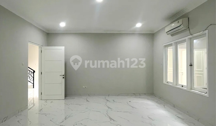 Brand New Modern Classic House Hadap Utara Jalan Lebar di Tebet 2