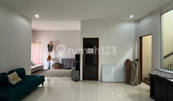 Tiga Rumah 3 Lantai + Basement Semi Furnished di Cilandak 2