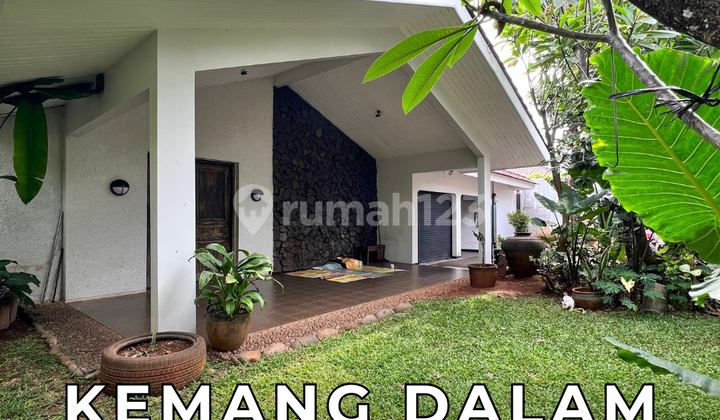 Rumah Lama Hitung Tanah Hadap Utara di Expats Area Kemang Dalam Rumah Lama Hitung Tanah Hadap Utara di Expats Area Kemang Dalam