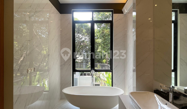 Rumah Hook Siap Huni Baru Renovasi Depan Taman di Pondok Indah 2