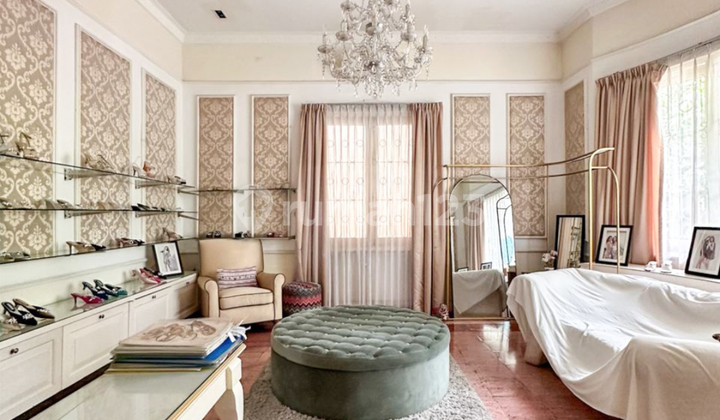 Well-Maintained 1-Story Old House Facing North in Kebon Sirih Commercial Area 2