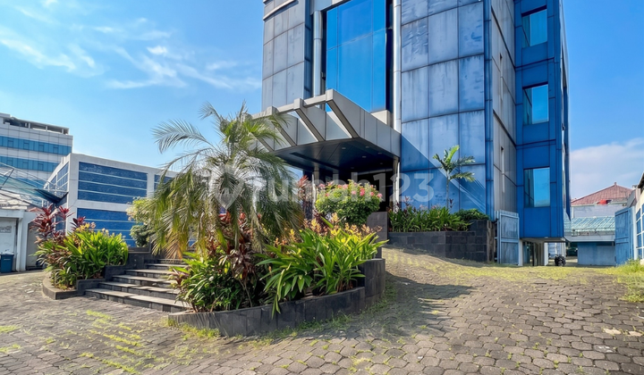 Gedung 5 Lantai Pinggir Jalan Raya Utama di Mampang Prapatan