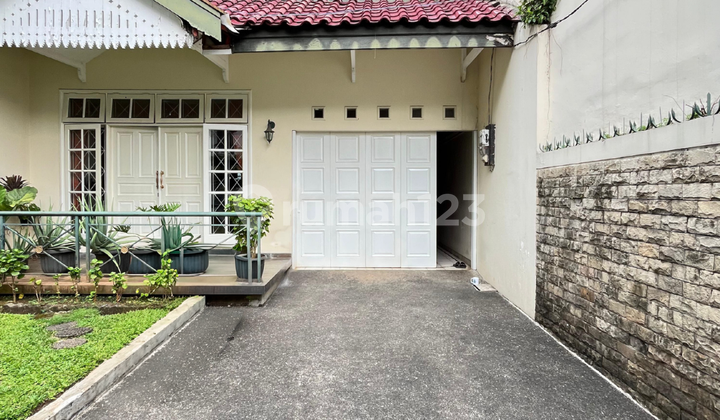Rumah Terawat Desain Klasik Lokasi Strategis di Kebayoran Baru