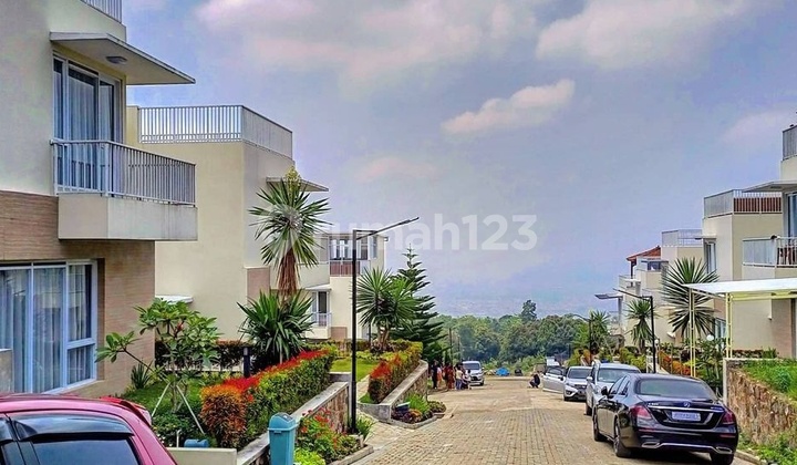 Vila Modern Exclusive Strategis Udara Sejuk Dingin View Kota  16
