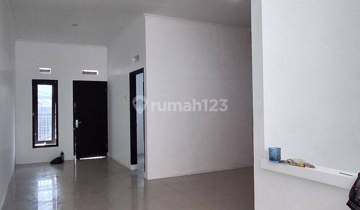 ruang keluarga rumah 2 lantai di bukit