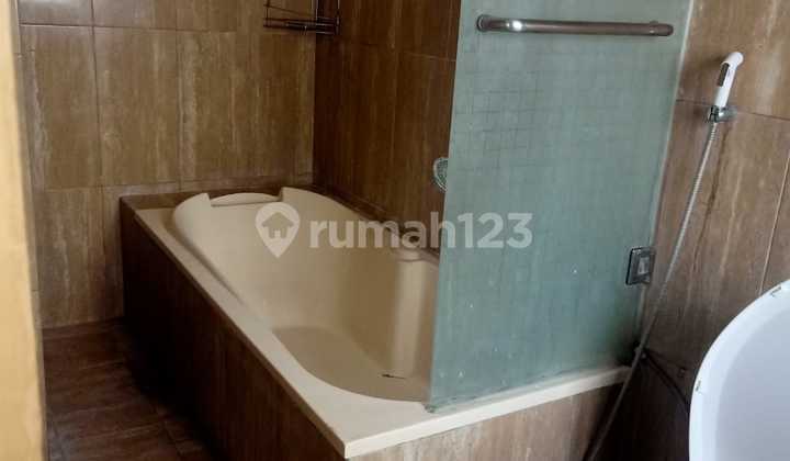 For sale: a well-maintained, affordable house in Supratman 159/300 wing, Rp. 1.6M 2