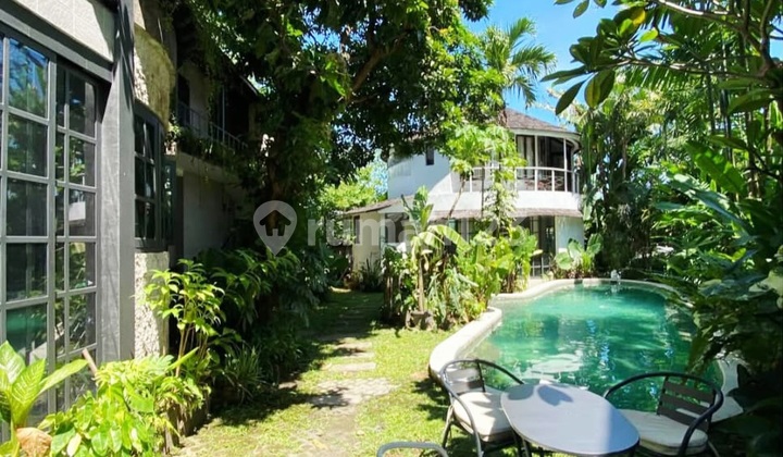 Rumah Style Villa Dengan Taman Yang Luas Dan Dengan 6 Kamar Tidur Di Kerobokan Dekat Seminyak 2