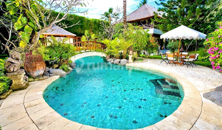 Beautiful Luxury Villa With 8 Bedrooms At Beachside Sanur.... 3 Minutes Walk To Sanur Beach And Only 5 Minutes To Central Sanur - Enjoy Art Galleries, Boutique Shopping & Lively Cafes