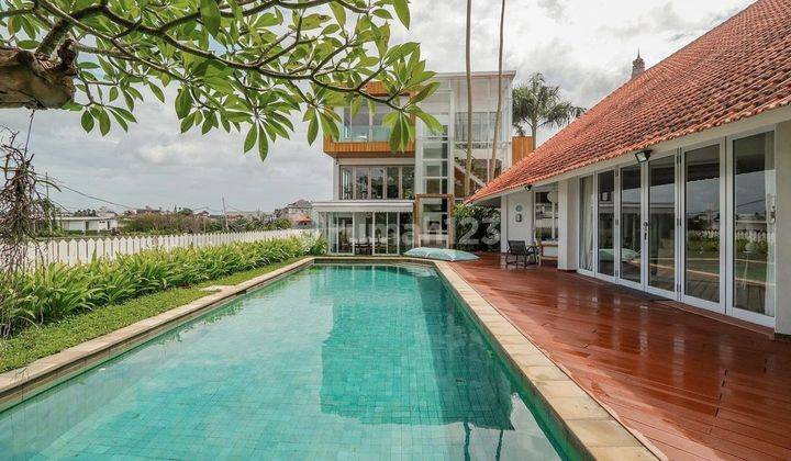 Beautiful villa with modern style and Rice Field view , walking distance to many cafe , restaurant, international school , Finns Beach Club and Atlas beach club at Berawa Canggu, Kuta Utara, Badung Bali  2