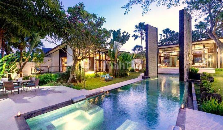 Luxury villa, 900 meters to Nelayan beach , 1,2km to Batu bolong beach , 7 minutes to  Echo beach and near to many beach club like LA brisa , Como Beach house , Old mansand the Lawn at Nelayan Canggu  1