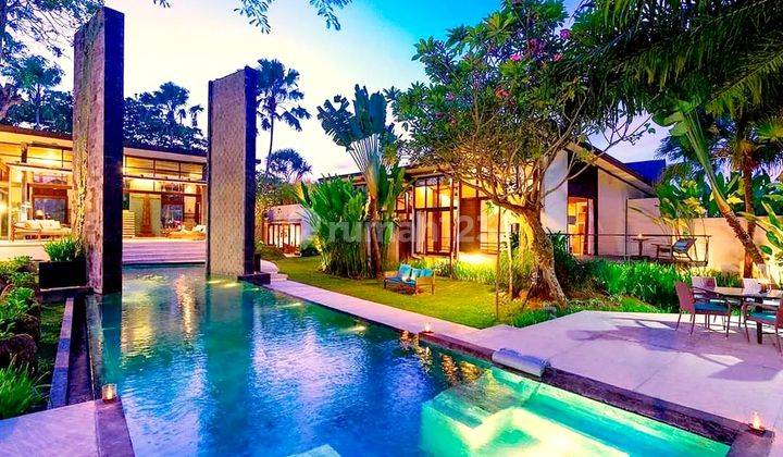 Luxury villa, 900 meters to Nelayan beach , 1,2km to Batu bolong beach , 7 minutes to  Echo beach and near to many beach club like LA brisa , Como Beach house , Old mansand the Lawn at Nelayan Canggu  2