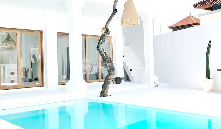 White modern house and minimalist villa with a comfortable feel is located in the elite area of nusa dua Bali,  very suitable for living and rent. 1