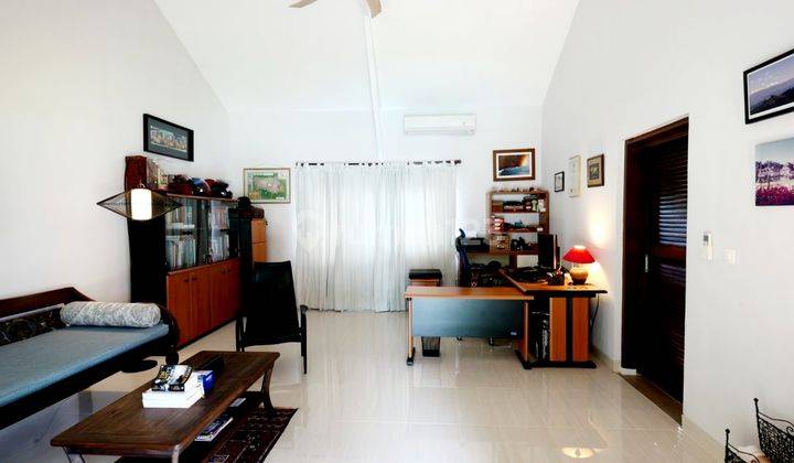 Beautiful villa with Jungle and river view . This villa was designed  by renowned French architect. Close to supermarkets,  traditional market,restaurants and cafe.only 15 minutes to Canggu area at Nyanyi near canggu 8