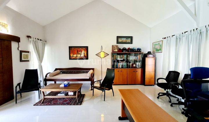 Beautiful villa with Jungle and river view . This villa was designed  by renowned French architect. Close to supermarkets,  traditional market,restaurants and cafe.only 15 minutes to Canggu area at Nyanyi near canggu 9