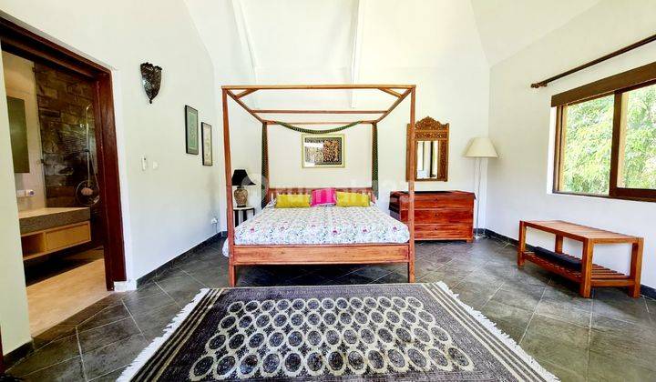 Beautiful villa with Jungle and river view . This villa was designed  by renowned French architect. Close to supermarkets,  traditional market,restaurants and cafe.only 15 minutes to Canggu area at Nyanyi near canggu 13