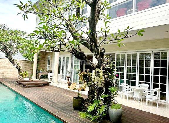 Beautiful charming villa Europe classic style Located in the Exclusive area of Umalas, walking distance to many restaurants, cafe and shop .5 minutes to canggu and seminyak area at Bumbak Umalas 2