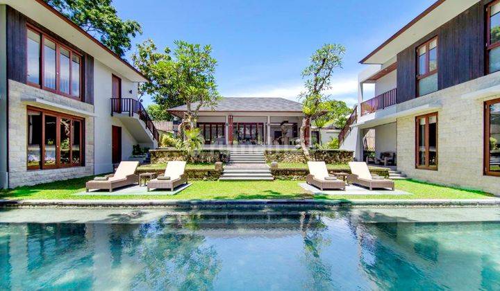 Luxury and Premium tropical modern Villa in the heart at Echo Beach , Padang Linjong Canggu.750 meters to Echo Beach Canggu and LA Brisa Beach club  , near to The Lawn Beach and Old Mans 2