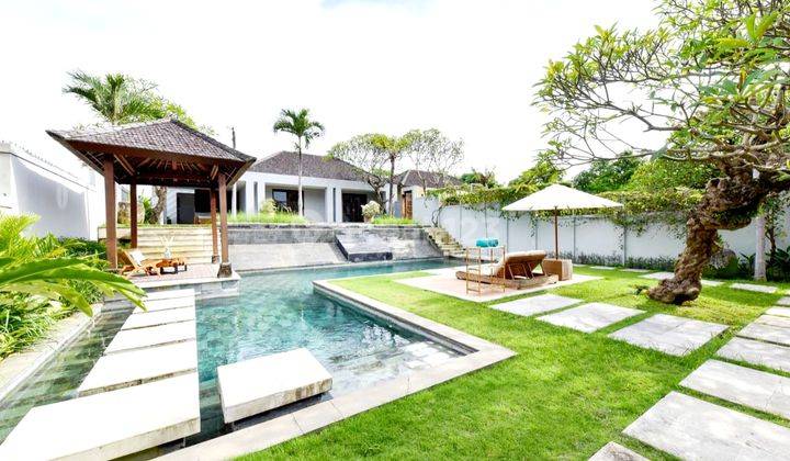 Luxury Twin villa in Batu bolong, Canggu .. the villa is a gated complex composed of two stand-alone alone villas which lies in the renowned neighborhood of Batu bolong . 5 minutes to La Brisa Beach club and 3 minutes to Penny Lane  ( *can Buy 1 unit Vill 1