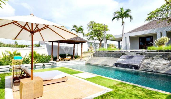 Luxury Twin villa in Batu bolong, Canggu .. the villa is a gated complex composed of two stand-alone alone villas which lies in the renowned neighborhood of Batu bolong . 5 minutes to La Brisa Beach club and 3 minutes to Penny Lane  ( *can Buy 1 unit Vill 2