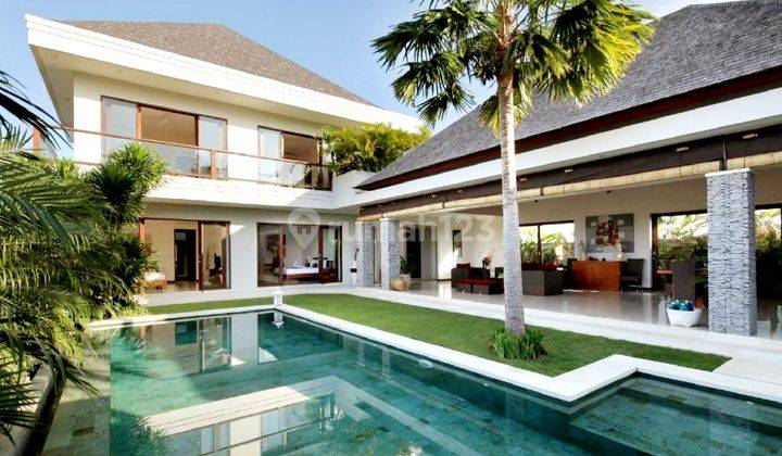 Luxury villa , it's situated in the tranquil area of canggu , only 240 meters from the main road and 7 minutes drive to Batu Bolong Beach and Echo Beach  at Batubolong Canggu  1