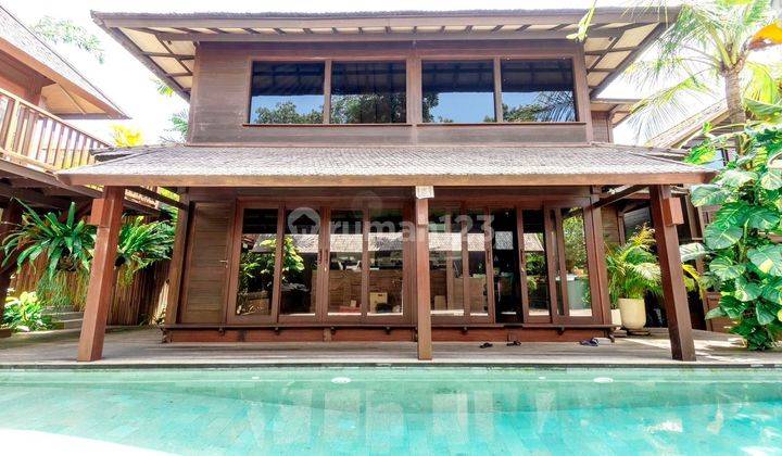 Beautiful villa with a classic yet simple impression, attractive and unique...located a view minutes from Suluban Beach and closed to many beach club such as a Savaya, Ulu Cliff and sunset Point at Pecatu Uluwatu, Jimbaran  2