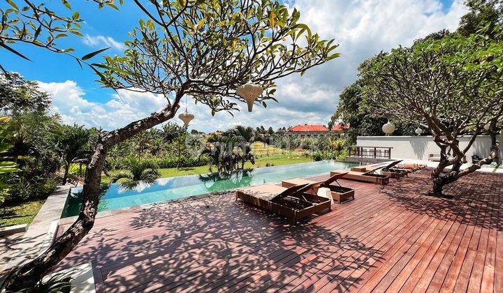 Beautiful freehold Villa with Rice field view and massive garden at Babakan Canggu.... Just 12 minutes to Batubolong and Echo beach  , 15 minutes to Pererenan Beach and 20 minutes to Berawa beach and Atlas Beach club 