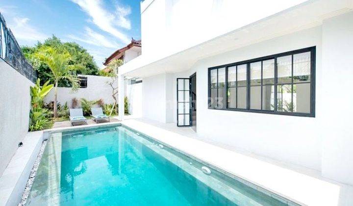 Luxury Contemporary modern white house in Mertanadi Seminyak...located in 24 hours security complex..7 minaway from Double six beach,  surrounded around shopping district, villas and Restaurants  1