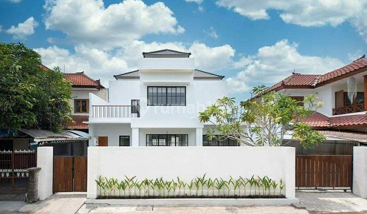 Luxury Contemporary modern white house in Mertanadi Seminyak...located in 24 hours security complex..7 minaway from Double six beach,  surrounded around shopping district, villas and Restaurants  2