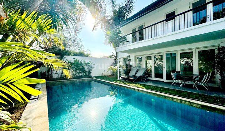 Beautiful villa at Batubelig Seminyak...Located in the luxury housing in Batubelig Seminyak...near Mari Beach club , Cafe Del Mar amd it's an excellent option for family residences or as a holiday rental property in Bali.. 1