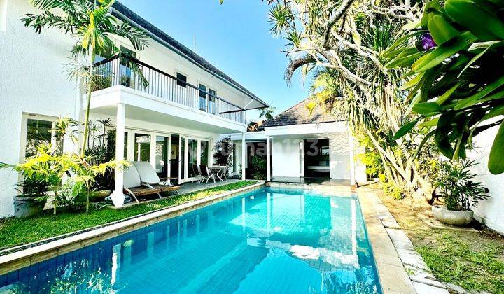 Beautiful villa at Batubelig Seminyak...Located in the luxury housing in Batubelig Seminyak...near Mari Beach club , Cafe Del Mar amd it's an excellent option for family residences or as a holiday rental property in Bali.. 2