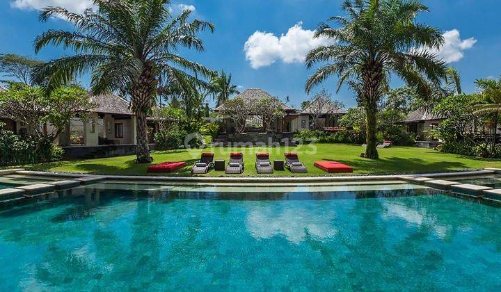 Beautiful villa contemporary traditional Balinese style living with Tennis court at Berawa Canggu...near to Berawa beach , Atlas Beach Fest , Canggu Club  1