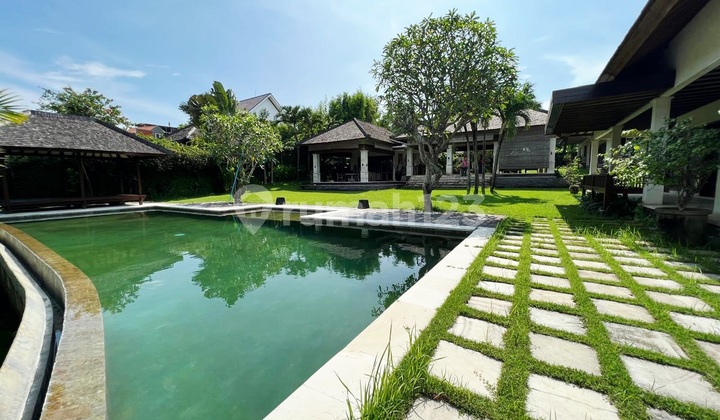 Turun Harga ..Beautiful Tropical Villa With Big Garden And Yard At Berawa Canggu .. 5 Minutes To Atlas Beach Club And Berawa Beach