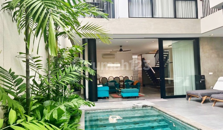 Luxury Modern Style Villa di Batu Bolong Canggu ..100 Meter ke Desa Kitsune , 250 Meter ke Penny Lane dan 300 Meter ke Pantai Batu Bolong