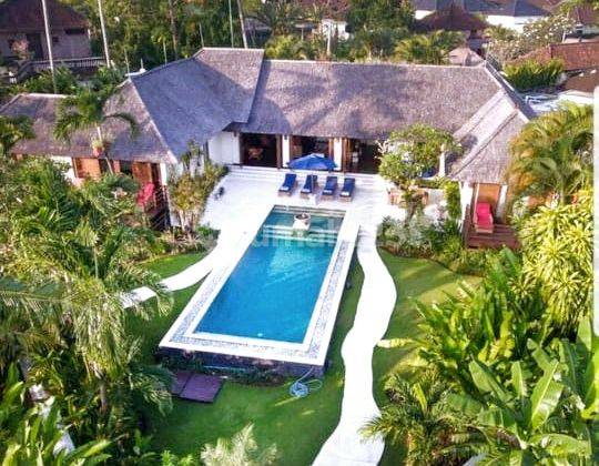 Beautiful Villa With Larga Garden And Rice Field View At Babakan , Canggu ... 9 Minutes To Batu Bolong Beach And 12 Minutes To Pererenan Beach