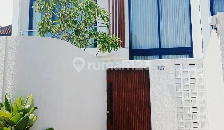 Rumah Style Villa Dalam Lingkungan Cluster Onegate System serta Security 24Jam di Area Jalan Tangkuban Perahu, Kerobokan Dekat Seminyak..10 Menit ke Starbuck Reserve Dewata dan 15 Menit ke Naughty Nuris 2
