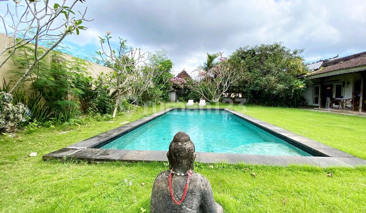 Di Bawah Harga Pasaran...villa Cantik Dengan Halaman Dan Kebun Yang Luas Di Jimbaran...dekat Ke Sidewalk Mall Dan Dekat Ke Gwk 