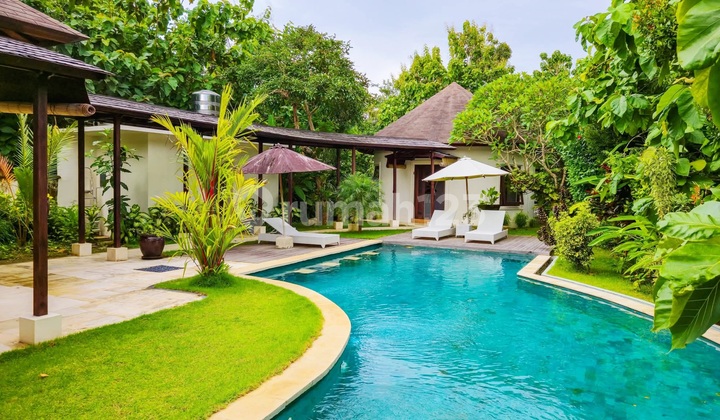 Luxury Villa dengan Halaman dan Kebun yang Luas di Puri Gading , Ungasan Jimbaran... 5 Menit ke Gwk dan 7 Menit ke Sidewalk Mall Luxury Villa dengan Halaman dan Kebun yang Luas di Puri Gading , Ungasan Jimbaran... 5 Menit ke Gwk dan 7 Menit ke Sidewalk Mall