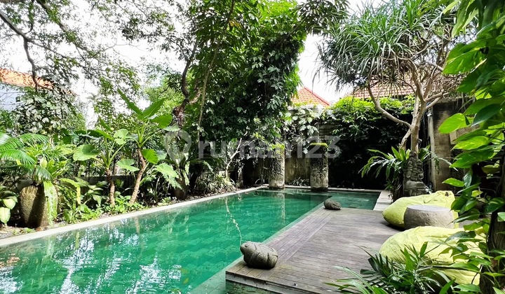 Turun Harga..komplek Villa Dengan 4 Units Bangunan Villa Di Kerobokan ..500 Meter Ke Bali Kiddy School Dan 10 Menit Ke Pison Seminyak