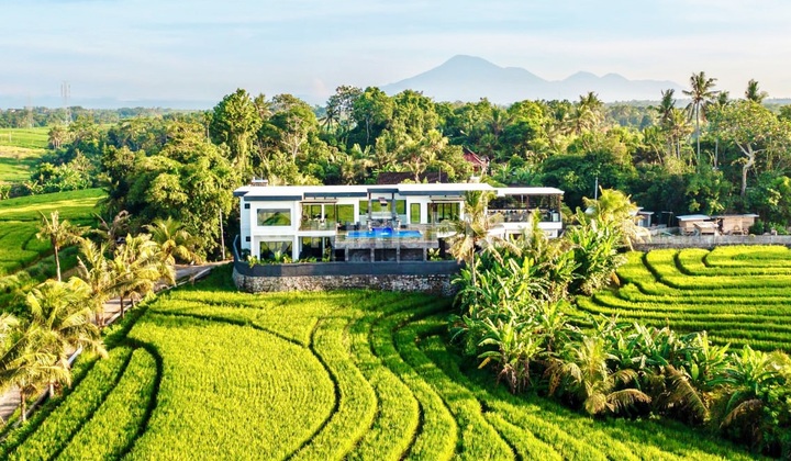 Modern Minimalist Villa with Mountain, Rice Field, and Ocean Views in Tanguntiti, East Selemadeg, Tabanan. 20 Minutes to Pasut Beach.