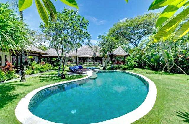 2 Units Beautiful Villa Classic Balinese Style At Batubolong Canggu...100 Meters To The Beach...1 Minites To The Lawn Beach Club , 2 Minutes To Desa Kitsune And Penny Lane 2