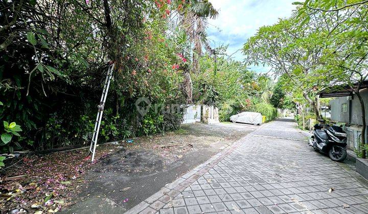Tanah Luas 1100m2 Berisi Bangunan Villa Butuh Renovasi Di Jalan Batubelig , Seminyak ...600 Meter Ke Pantai Batubelig 2