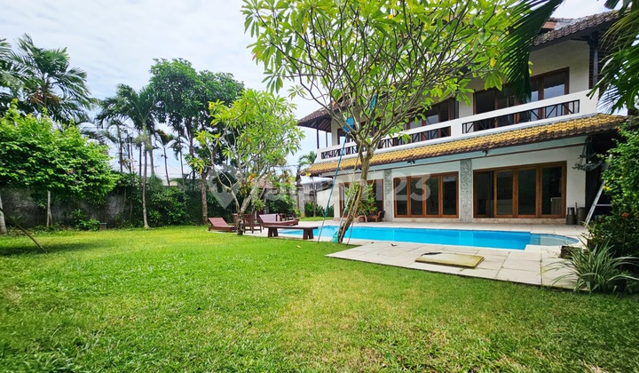 Tropical Classis Minimalis Style di Umalas Lestari...Jalan Kaki ke Amare Padel Umalas , 4 Menit ke Jumanji Bali ,5 Menit ke Nook Umalas dan Sekolah Internasional Proeducation serta Lycèè Francais De Bali 2